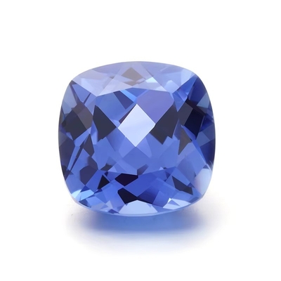 Batu permata safir biru yang tumbuh di laboratorium dalam berbagai bentuk dan ukuran untuk perhiasan
