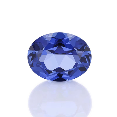 Batu permata safir biru yang tumbuh di laboratorium dalam berbagai bentuk dan ukuran untuk perhiasan